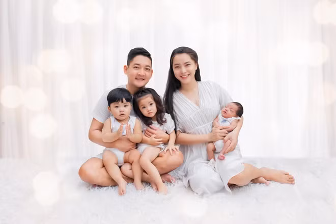 Hiện tại, Hải Băng đang hạnh phúc bên chồng và 3 con. Từ khi lấy chồng, sinh con, cô dần lui về cuộc sống làm vợ, làm mẹ, rút khỏi showbiz. Cô và chồng dành nhiều thời gian cho việc kinh doanh.