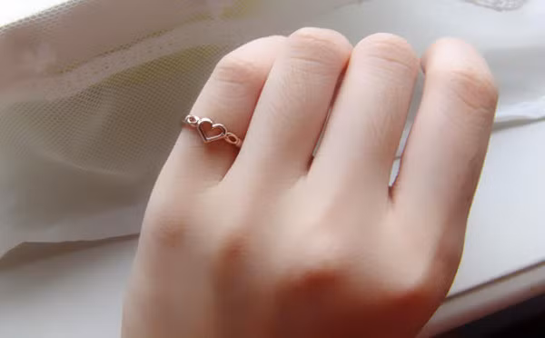 Chuyên gia phong thủy chỉ dẫn cách đeo nhân phát tài - Hình 2 Chuyen gia phong thuy chi dan cach deo nhan phat tai-Hinh-2