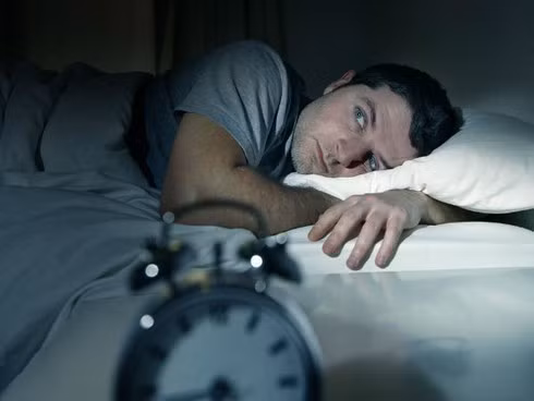 Mất ngủ: Vận động thể chất giúp điều hòa đồng hồ sinh học của cơ thể và giảm các triệu chứng trầm cảm, lo âu, nhờ đó cải thiện chất lượng giấc ngủ.