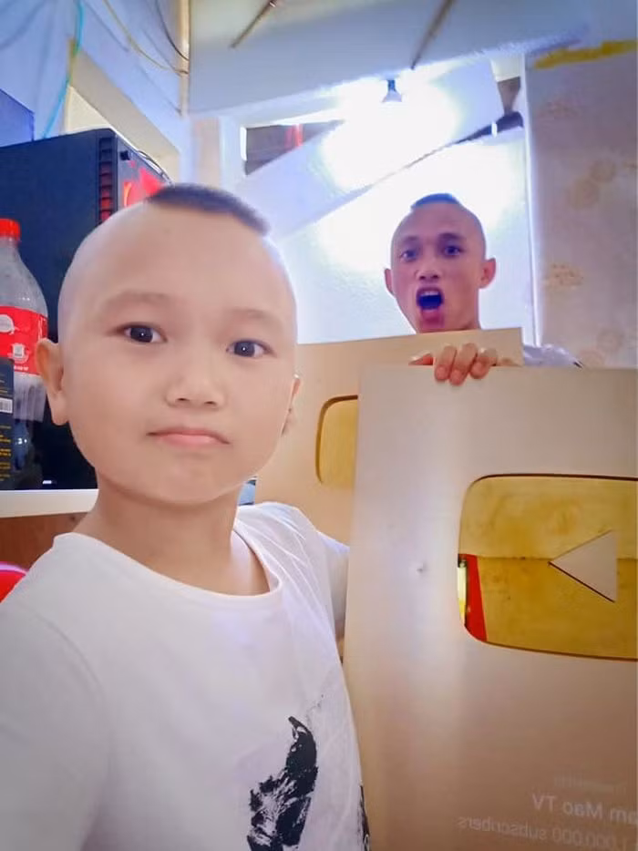 Anh em Tam Mao len tieng giai bay ve thu nhap 'khung'