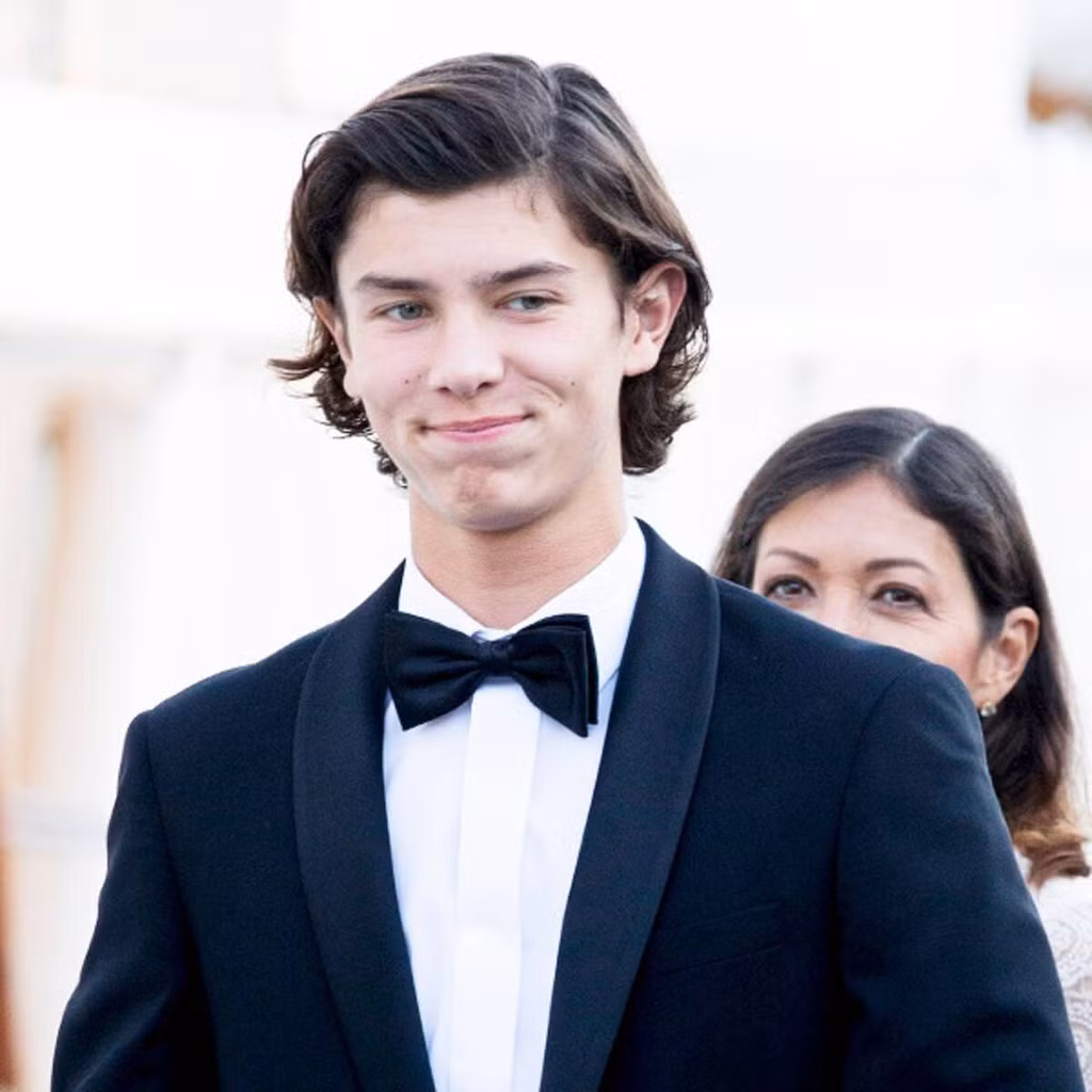 Nikolai William Alexander Frederik (sinh năm 1999) là hoàng tử của Đan Mạch, Bá tước Montpezat. Anh là cháu trai lớn nhất của Nữ hoàng Margrethe, con trai trưởng của Hoàng tử Joachim và vợ cũ. Dù cha mẹ đã ly hôn vào năm 2005, Nikolai lớn lên cùng cả hai thông qua quyền nuôi con chung. 9X hiện đứng thứ 6 trong danh sách kế vị ngai vàng. Hoàng tử từng theo học tại Trường Sĩ quan Quân đội Hoàng gia Đan Mạch nhưng đã bỏ học sau vài tháng. Ảnh: Getty.