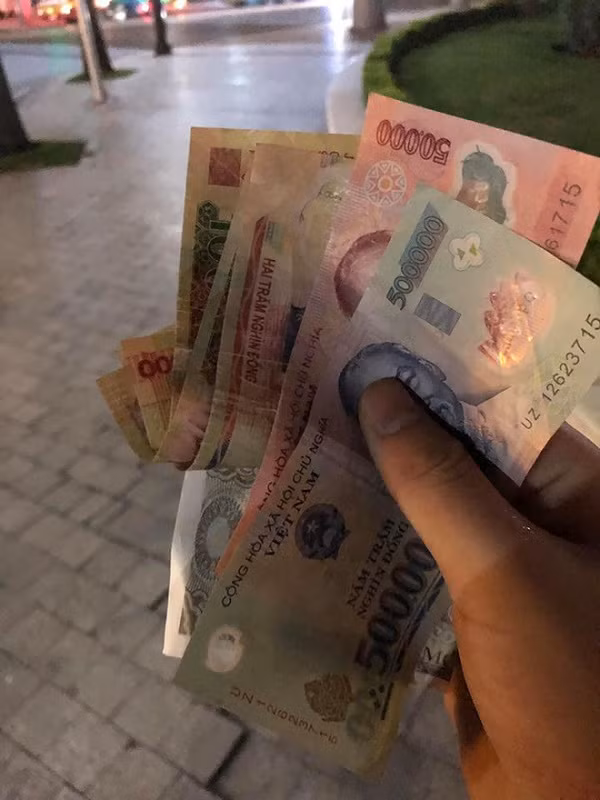 Nhat duoc tien roi, chang trai lam mot viec khien ai cung vo tay