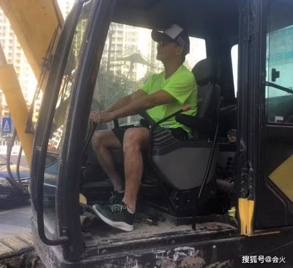 Ha Gia Kinh phai lai may xuc kiem tien o tuoi ngoai 60?