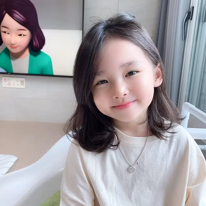 Mái tóc mượt mà, đôi mắt long lanh, làn da trắng mịn không tỳ vết và nụ cười khả ái của cô bé sinh năm 2012 nhận nhiều lời khen ngợi. "Lại thêm một mỹ nhân tương lai", "Xinh như thiên thần", "Tôi cũng muốn sinh một con gái đáng yêu như thế này"... là những lời tán dương từ người hâm mộ.