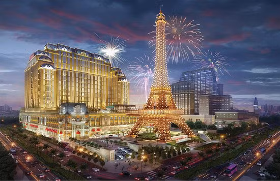 Được lấy cảm hứng thiết kế từ kinh đô ánh sáng với tháp Eiffel, The Parisian được xem là khu sòng bài nổi tiếng nhất nhì Macau với đài quan sát trên đỉnh tháp để chiêm ngưỡng toàn cảnh thành phố. Khu sòng bài này chuyên phục vụ đồ ăn của Pháp cực ngon và hấp dẫn. Ảnh: Trip Advisor.