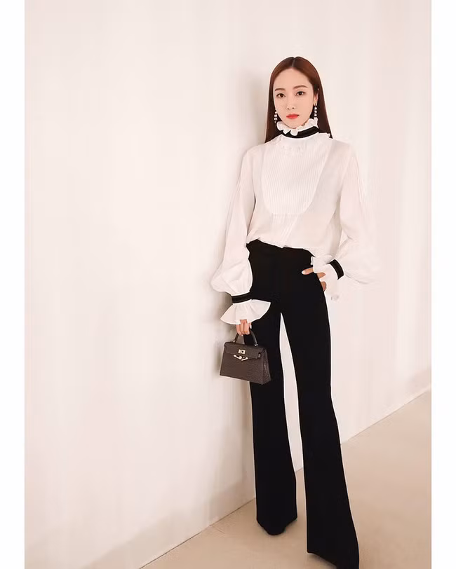 Ao so mi/blouse trang vao tay cac my nhan Han ra set do dep me ly-Hinh-3
