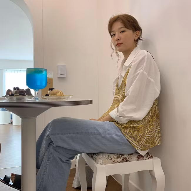 Ao so mi/blouse trang vao tay cac my nhan Han ra set do dep me ly-Hinh-7