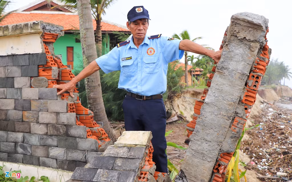 Theo ông Chấn, đoạn tường rào ngăn cách giữa 2 resort nơi ông làm việc bị sóng đánh gây sạt lở và hư hỏng gần một tuần nay.