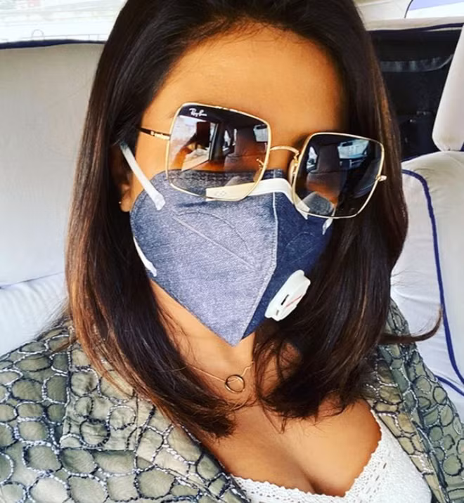 Hoa hậu Priyanka Chopra đi du lịch mùa này và "bạn" đồng hành cùng cô là khẩu trang, mắt kính, nước rửa tay khô. Bà xã Nick Jonas cũng bày tỏ lo ngại vì mỗi ngày có rất nhiều người dương tính với virus corona.