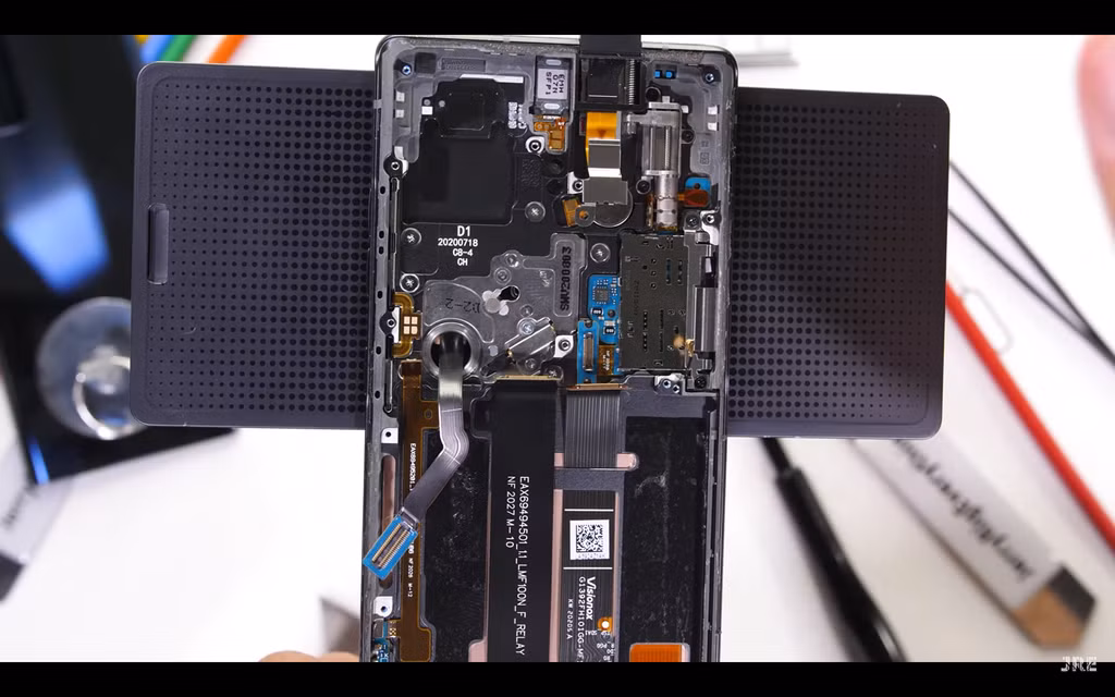LG Wing: smartphone chuan quan doi My co ban le xoay doc dao