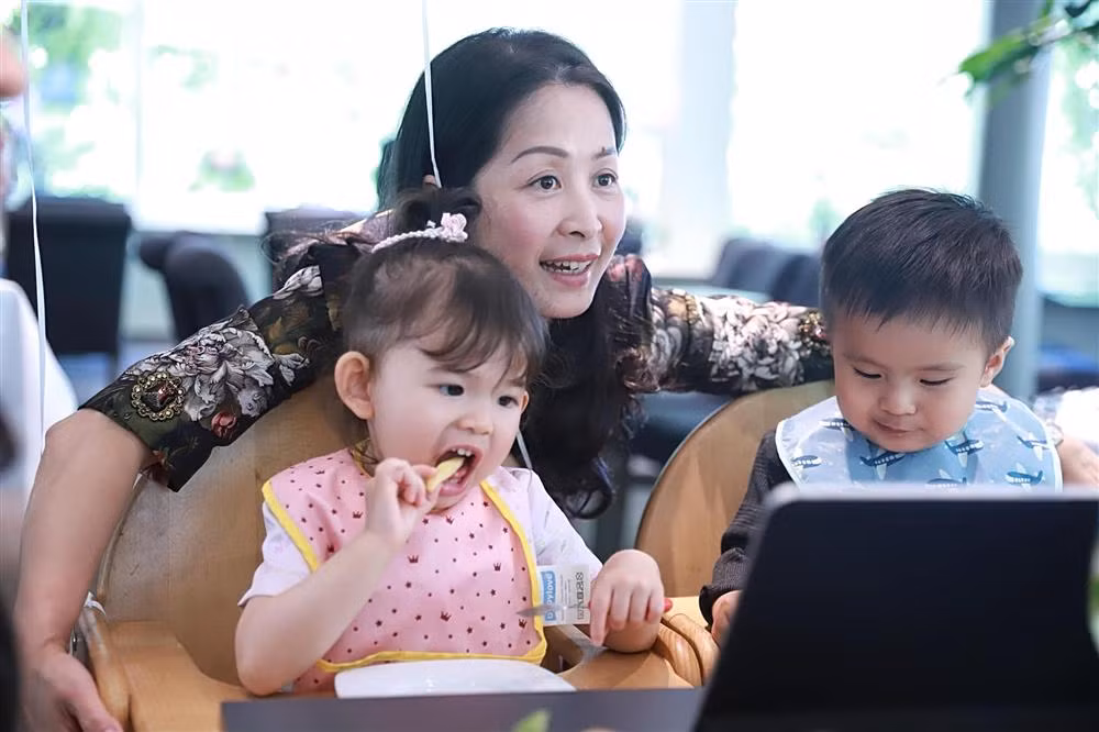 Bố mẹ chồng tâm lý trông cháu để con trai và con dâu vui chơi dịp sinh nhật. Nói về nhà chồng, Mai Hồ từng cho biết: "Gia đình nhà chồng tôi là gia đình có nề nếp, gia giáo. Khi bước chân vào đó, tôi cảm nhận được sự ấm cúng, tình cảm mà mọi người dành cho nhau. Trước khi quyết định cưới, tôi nhìn thấy hình ảnh ba chồng và tự nhủ quyết định của mình không hề sai vì ba chồng rất chung thủy, yêu vợ con, chăm sóc gia đình. Ba mẹ chồng tôi đều rất trẻ và họ rất quý mến tôi".