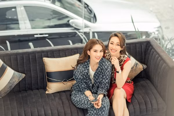 "Chúng tôi không những là bạn tâm tình mà còn chia sẻ việc làm đẹp với nhau. Tôi giao cho Chang vai trò cố vấn nhan sắc riêng cho mình. Hợp nhau trong quan điểm làm đẹp, chúng tôi dần trở thành những người bạn thân thiết ở ngoài đời”, Ngọc Trinh chia sẻ về sự kết nối tự nhiên với Lý Thùy Chang.