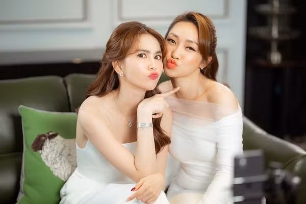 Nhiều người cho rằng Ngọc Trinh và Lý Thùy Chang thân thiết vì bù khuyết cho nhau ở nhiều khía cạnh. Nếu Ngọc Trinh ngây thơ, nói cười hồn nhiên thì Lý Thùy Chang chỉn chu, chừng mực. Khi diện những bộ đồ có màu sắc gần giống, khán giả hay đùa cả hai như cặp song sinh. Khi được hỏi khi nào lên xe hoa, “Nữ hoàng nội y” vội trả lời thay rằng có khả năng năm sau người bạn thân sẽ kết hôn còn cô thì chưa phải lúc này.