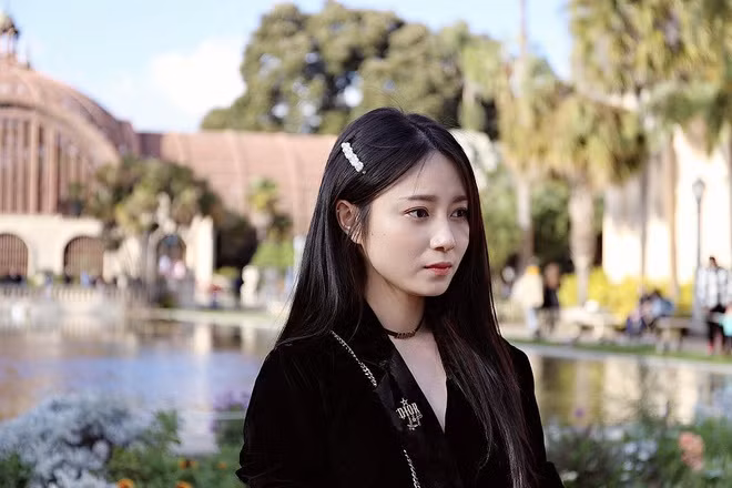 Nguyễn Cẩm Tú (sinh năm 1992) không còn là cái tên xa lạ trong dàn rich kid Việt. Cô gây chú ý khi đăng tải clip đi Las Vegas (Mỹ) mua sắm cùng mẹ trên trang cá nhân cuối năm 2019. Đoạn video thu hút hàng nghìn lượt xem cho thấy Cẩm Tú đã tiêu hết 100.000 USD (khoảng 2,3 tỷ đồng) cho hàng loạt món đồ hiệu như Chanel, Gucci, Hermes... chỉ trong một ngày đi mua sắm.