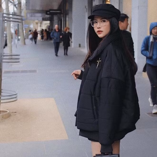 Từ năm 14 tuổi, cô nàng thường được bố mẹ cho đi du lịch nhiều nơi trên thế giới, ở tại các khu nghỉ dưỡng , khách sạn hạng sang. Khi vừa tròn 18 tuổi, món quà bố mẹ dành tặng cô cũng là một chiếc xe hơi sang trọng. Kiều Yến hiện vừa theo đuổi đam mê âm nhạc vừa học các lớp quản trị kinh doanh tại Australia.