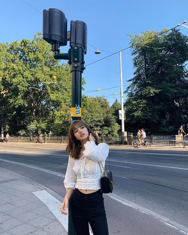 Học hỏi ngay 13 cách phối đồ cực đơn giản của các sao Hàn - Hình 5 Hoc hoi ngay 13 cach phoi do cuc don gian cua cac sao Han-Hinh-5