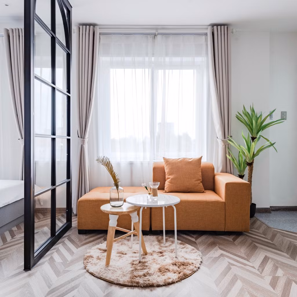 Không gian tiếp khách được bố trí bộ sofa nhỏ gọn, đơn giản với gam màu ấm làm điển nhấn.