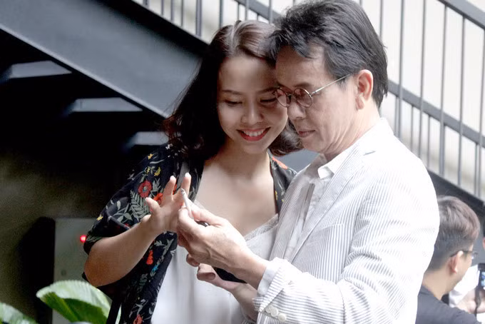 Nhạc sĩ Đức Huy cũng là một trong những người gây bất ngờ khi kết hôn với một cô gái trẻ kém 44 tuổi. Người vợ trẻ hiện tại chính là fan của nhạc sĩ Đức Huy.