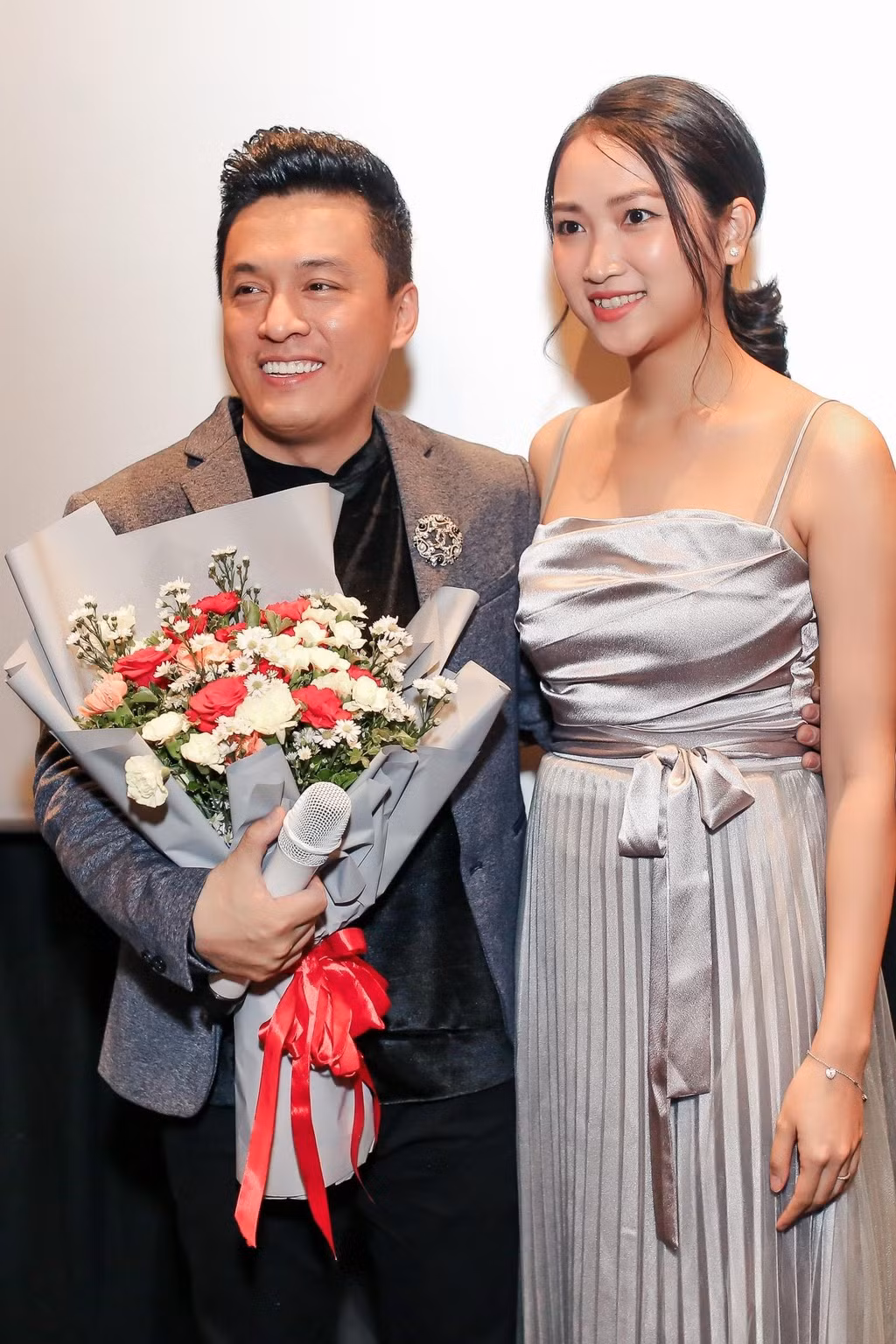 Lam Trường và bà xã 9X Yến Phương kết hôn năm 2014. Vợ của nam ca sĩ là một cô gái có ngoại hình xinh xắn, cùng nụ cười rạng rỡ toát lên nét dịu dàng, thân thiện. Sau kết hôn và sinh con, Lam Trường từng bày tỏ, vợ con là điểm tựa vững chắc để anh yên tâm chèo chống với sóng gió ngoài đời.