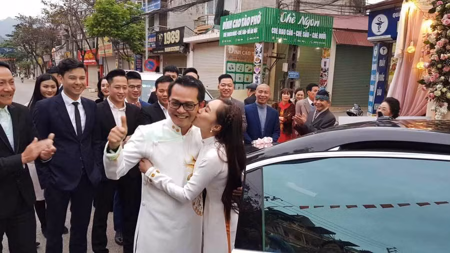 Theo lời NSND Trung Hiếu, vợ của anh khá hiền lành, ít nói. Cô cũng có niềm yêu thích với nghệ thuật, đặc biệt là phim ảnh.