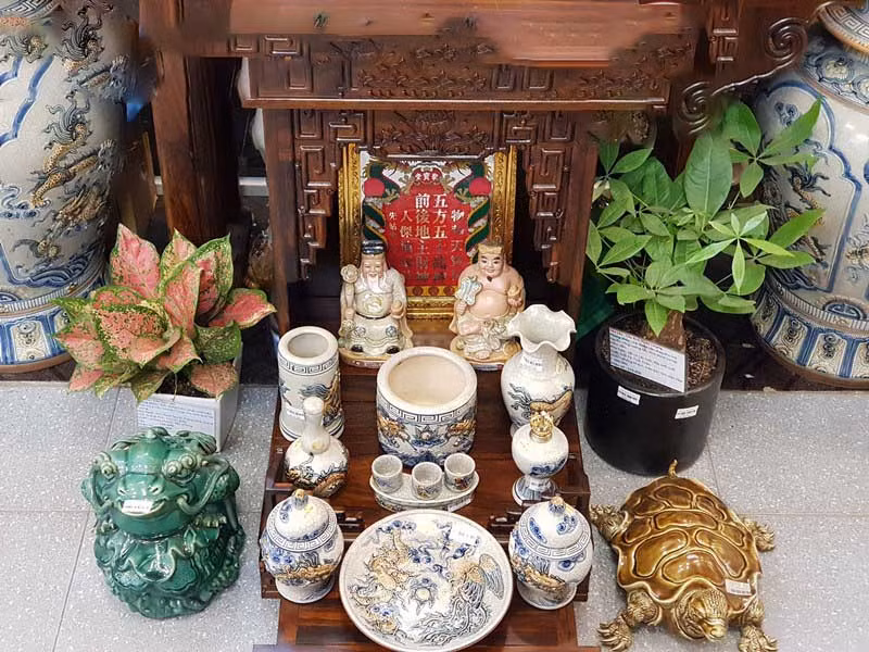Đặt bàn thờ thần Tài đúng điểm vàng phong thủy giúp lộc ùa về Dat ban tho than Tai dung diem vang phong thuy giup loc ua ve
