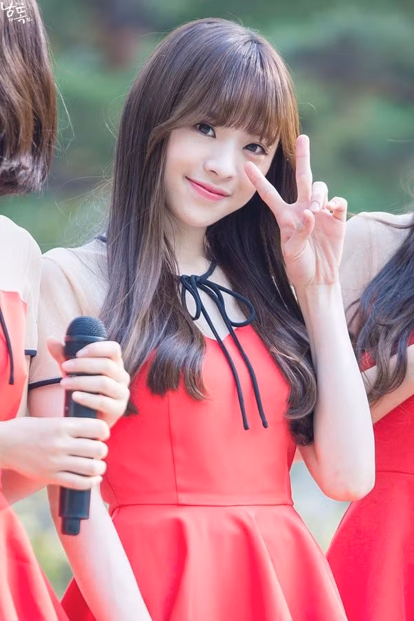 JinE đành rời nhóm vì bị chứng biếng ăn kéo dài Khá nhiều nữ idol đã bị rối loạn ăn uống hoặc mắc chứng biếng ăn sau một thời gian dài chỉ được ăn rất ít để ép cân. JinE (Oh My Girl) cũng nằm trong số đó, vừa bị biếng ăn vừa suy sụp tinh thần. Kết quả là JinE đành phải rời nhóm, quay về làm một người bình thường nhằm tìm lại niềm vui ăn uống, ăn để khỏe mạnh chứ không còn lo ăn kiêng khổ sở. Mất luôn kỳ nguyệt san Ashley (Ladies’ Code) kể rằng cô từng phải giảm từ 52kg xuống 49kg, chỉ được ăn 12 quả cà chua bi hoặc một bát salad trong cả ngày mà vẫn cần thực hiện các hoạt động như bình thường. Chế độ ăn kiêng khắc nghiệt khiến cho Ashley mất luôn kỳ nguyệt san trong suốt một năm.