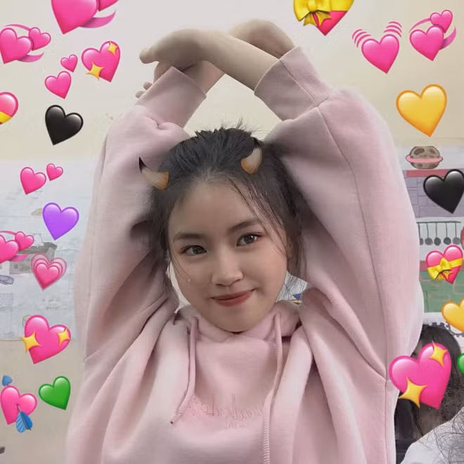 Điều đáng nói là Pháo còn rất trẻ, mới chỉ bước sang 17 tuổi. Nữ ca sĩ đang học lớp 11 tại Hà Nội. Cô sở hữu khuôn mặt bầu bĩnh, đôi mắt luôn toát lên vẻ tinh nghịch, đúng lứa tuổi.