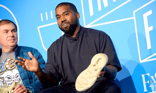 Forbes ước tính doanh thu Yeezy trong năm 2019 có thể đạt mức 1,5 tỷ USD. Sự thành công, danh tiếng của Yeezy có được nhờ vào các chiến lược tiếp thị độc đáo và sức ảnh hưởng mạnh mẽ của Kim Kardashian - vợ Kanye West. Ảnh: Highsnobiety.
