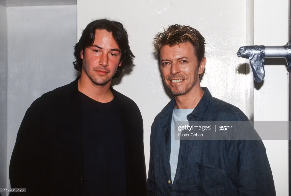  Keanu Reeves từng là ca sĩ: Nếu không theo đuổi sự nghiệp diễn xuất chuyên nghiệp, Keanu Reeves có thể đã trở thành tay bass nổi tiếng. Theo Los Angeles Times, sao phim Ma trận cùng một số người bạn thành lập ban nhạc Dogstar vào năm 1991. Nam diễn viên thậm chí từng diễn mở màn trong buổi hòa nhạc của ca sĩ nổi tiếng David Bowie. Ảnh: Getty.