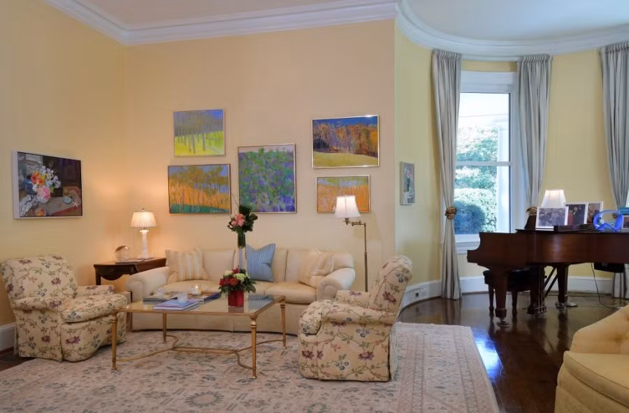 Diện tích của ngôi nhà tổng cộng 850 m2, nhỏ hơn rất nhiều so với Nhà Trắng (5.100 m2). Tầng 1 của khu nhà bao gồm phòng khách, phòng tiếp tân, phòng bếp, phòng ăn và khu vực hiên. Tầng 2 bao gồm phòng ngủ, phòng làm việc của gia đình phó tổng thống. Tầng áp mái từng là nơi ở của những người giúp việc, sau được chuyển thành phòng ngủ cho trẻ em.