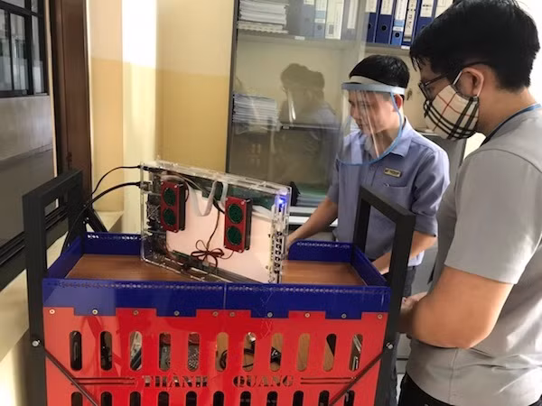Trường ĐH lắp ráp robot khử khuẩn chống COVID-19 ảnh 1