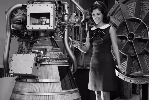 Từ những năm 1950 đến 1970, một số đơn vị của NASA tổ chức các cuộc thi sắc đẹp và trao vương miện cho nữ hoàng không gian. Phòng thí nghiệm sức đẩy phản lực, Trung tâm Vũ trụ Lewis (sau này gọi là Trung tâm Nghiên cứu Glenn) và Trung tâm Vũ trụ Johnson, lần lượt tổ chức các cuộc thi Miss Guided Missile (sau này là Queen of Outer Space); Miss NASA và Lunar Landing Festival Queen. Ảnh: Retronaut.