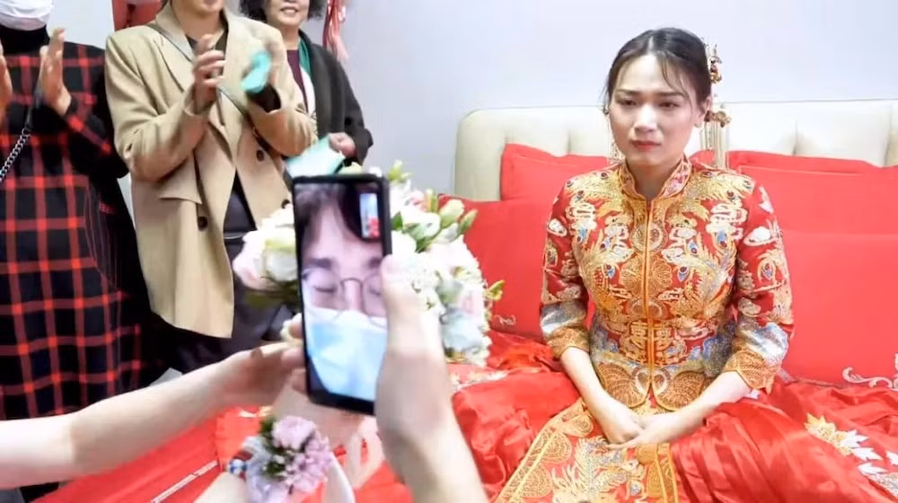 Chu re bo co dau lai mot minh trong dam cuoi-Hinh-2