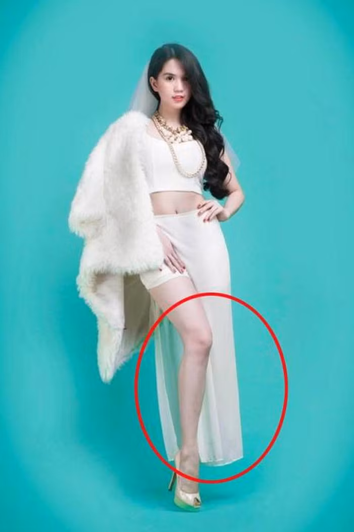 Cùng một lỗi nhưng “nữ hoàng nội y” lại mắc phải khá nhiều lần Mới đây, giọng ca trẻ đầy ngọt ngào Amee cũng góp mặt trong danh sách những ngôi sao “sống ảo” quá lố khi bàn tay cầm túi xách của cô bị biến dạng một cách kỳ dị.