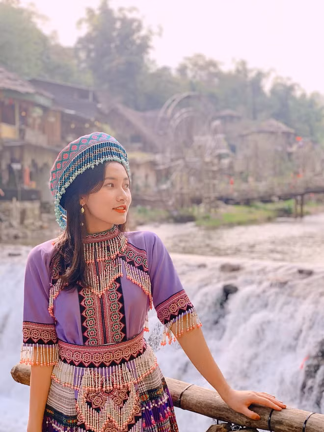 br/> Trịnh Thùy Linh - bạn học của Phượng - đánh giá nữ sinh quê Vĩnh Phúc là người bạn, người đồng chí tuyệt vời. "Ở trường, Phượng là cô gái rất giỏi, tài năng, nhiệt huyết và quyết đoán. Những năm học tập cùng, mình được truyền sự tự tin, lạc quan và chăm chỉ từ cô ấy. Phượng chắc chắn sẽ trở thành nữ cảnh sát xuất sắc", Linh nhận xét.