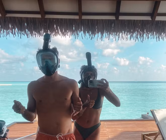 Co di trang mat giua dich, doi moi cuoi mac ket o Maldives-Hinh-2