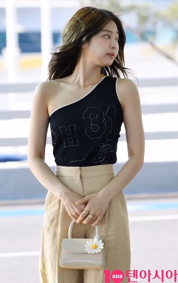 Học ngay Cúc Tịnh Y cách có bờ vai đẹp như Jennie - Hình 2 Hoc ngay Cuc Tinh Y cach co bo vai dep nhu Jennie-Hinh-2