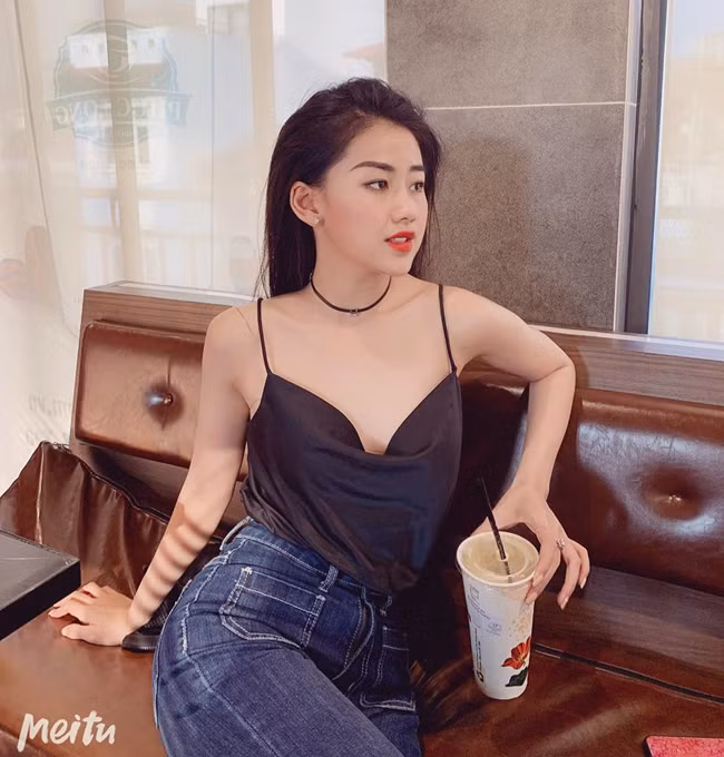 Vóc dáng gợi cảm với số đo ba vòng chuẩn: 82-58-91.