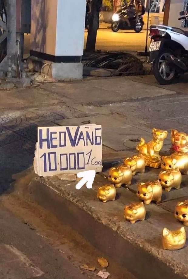 Khuyến cáo người mua nên đeo kính lúp để soi rõ thấy chữ "nhỏ" bé tẹo trong tấm biển quảng cáo to. Chắc chắn là 10k/con nhỏ nhé cả nhà.