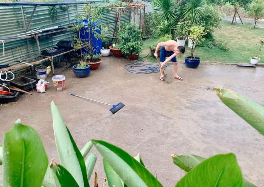 Chồng Ốc Thanh Vân dọn sân giữa trời mưa để làm lành với vợ Chong Oc Thanh Van don san giua troi mua de lam lanh voi vo