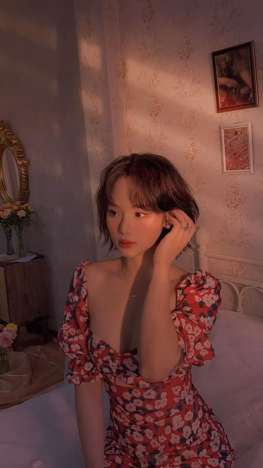 Miu Le gay tranh cai khi gac chan len ghe quan an de chup anh-Hinh-5
