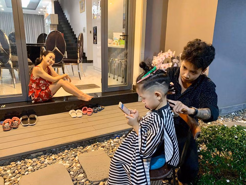 Cả Ốc Thanh Vân và Hồng Nhung đều cho con trai để tóc dài thướt tha - Hình 2 Ca Oc Thanh Van va Hong Nhung deu cho con trai de toc dai thuot tha-Hinh-2