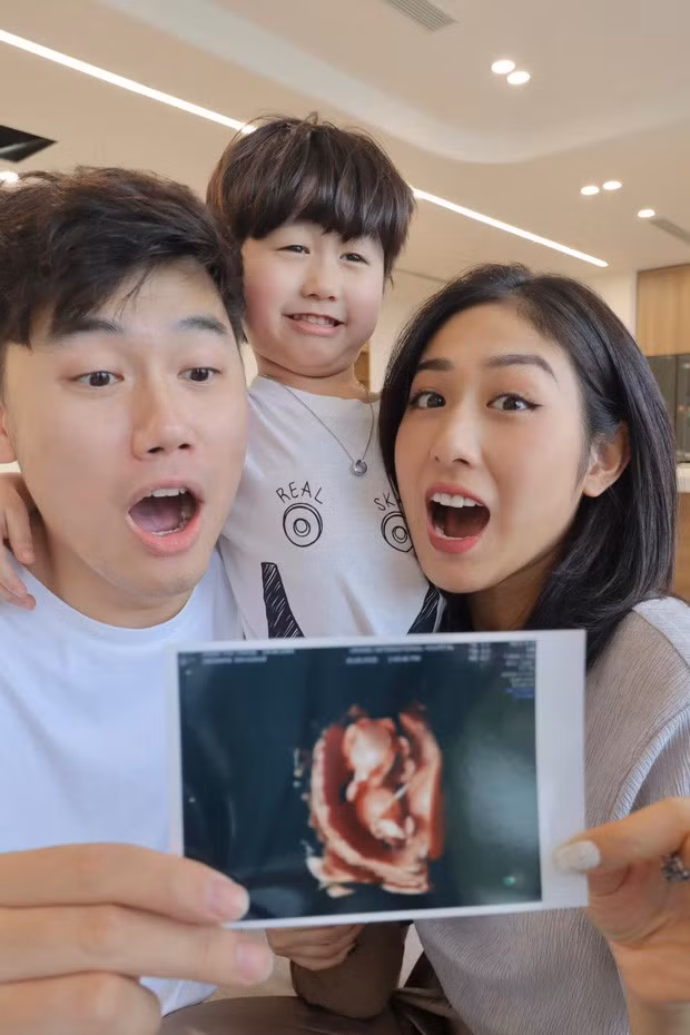 Vợ chồng Trang Lou - Tùng Sơn lại có tin vui Vo chong Trang Lou - Tung Son lai co tin vui