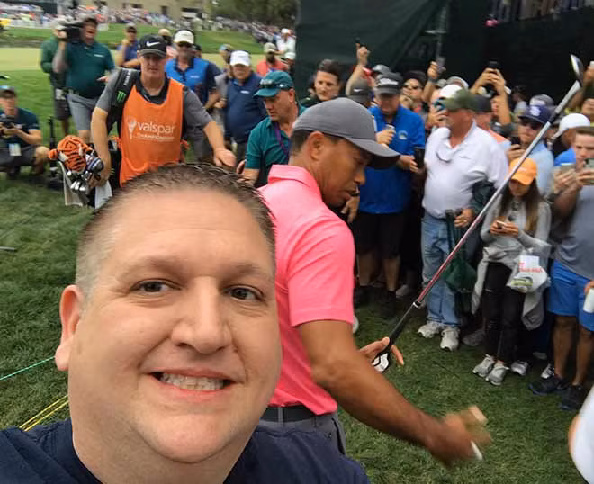 Ty phu USD Tiger Woods dinh vu kien tren troi roi xuong