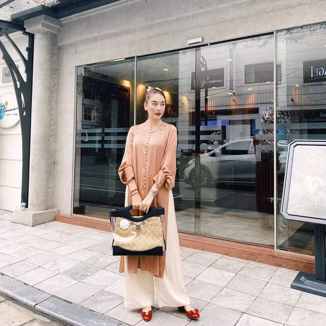 Lướt trang cá nhân của Hà Lade, dễ dàng nhận ra cô thường chọn những bộ đồ khá dài, rộng và "giấu dáng". Được coi là một trong những rich kid đình đám ở Hà Nội, 9X sở hữu bộ sưu tập đồ hiệu gồm nhiều túi xách, giày, mắt kính của các thương hiệu thời trang nổi tiếng như Chanel, Dior, Gucci.