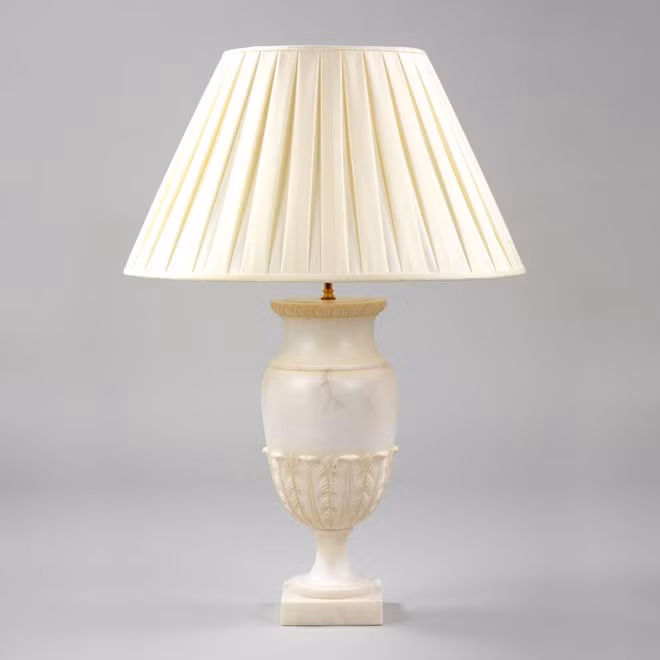 Đèn bàn sang trọng này có giá 1.100 USD của thương hiệu cao cấp Vaughan Design. Ảnh: Vaughan Designs.