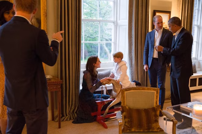 Hoàng tử William cũng trưng bày con ngựa gỗ bập bênh trị giá 1.400 USD mà cựu Tổng thống Mỹ Barack Obama tặng cho hoàng tử Geogre trong phòng khách. Ảnh: Getty.