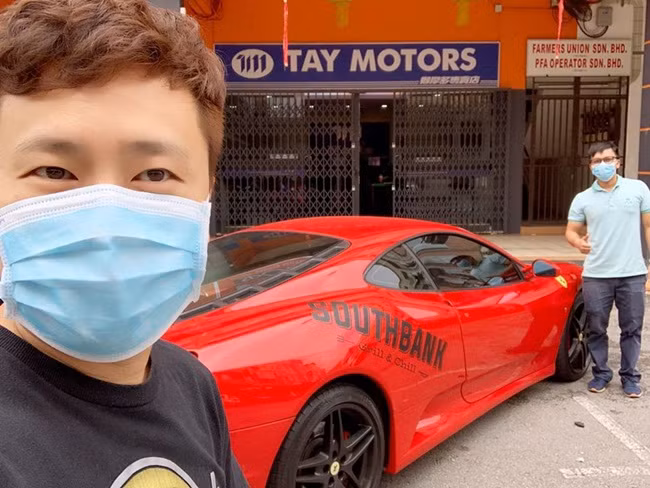 Nếu muốn yêu cầu ship đến bằng xe Ferrari này, khách phải có đơn hàng ít nhất 100 Ringit (50.000 đồng) trở lên.