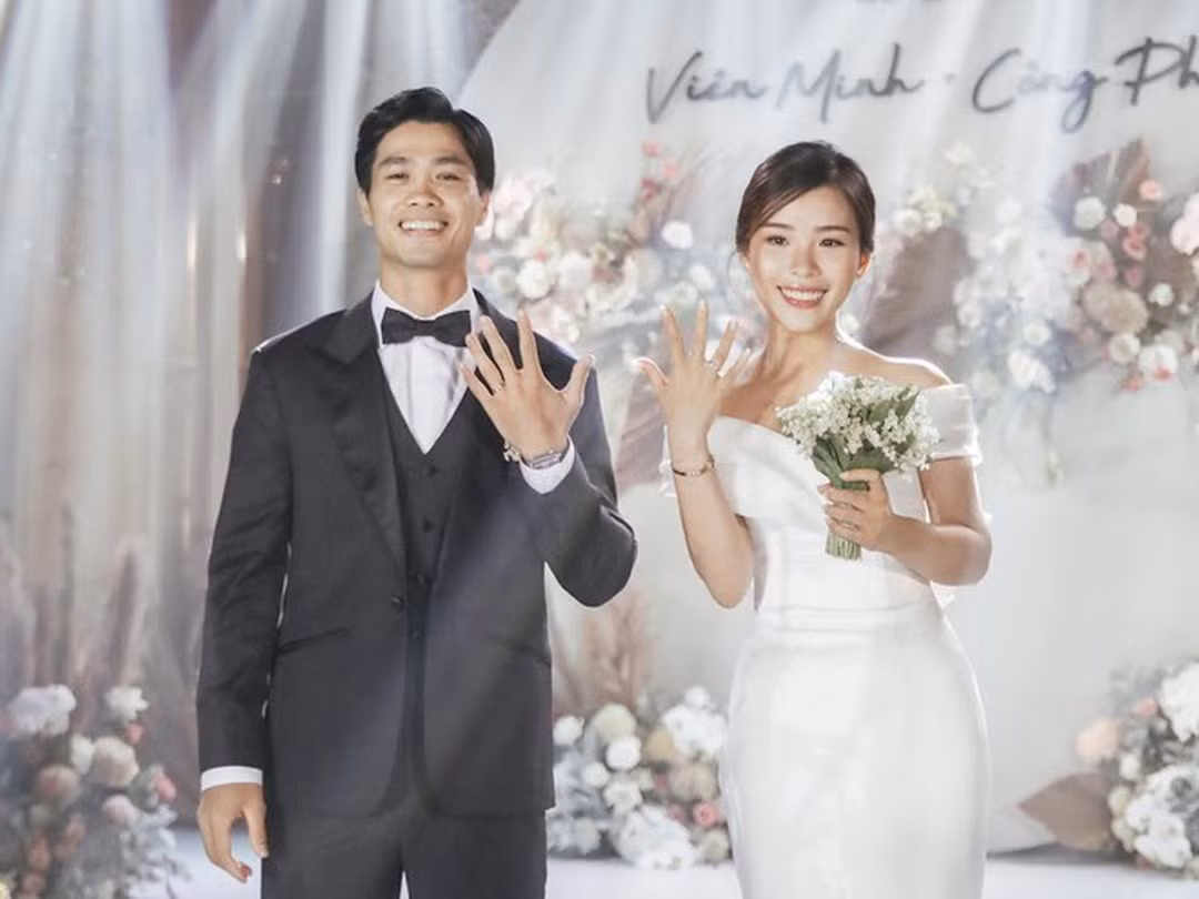 Ngày 3/12 tới, Công Phượng và Viên Minh sẽ tổ chức lễ cưới tại quê nhà của nam cầu thủ ở Nghệ An. Đây là lễ cưới thứ 3 của đôi trẻ sau khi tổ chức tiệc ở TP.HCM và Phú Quốc. Như những lễ cưới trước, tiệc cưới ở Nghệ An của Công Phượng được cho sẽ tiếp tục thu hút sự chú ý của truyền thông và công chúng. Ảnh: FBNV.