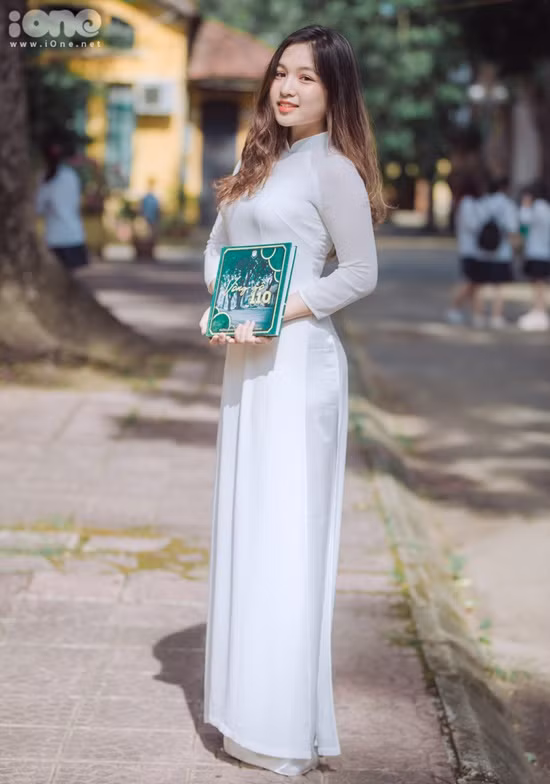  Các nữ sinh rạng ngời trong tà áo dài trắng. Ai cũng chọn cách trang điểm nhẹ nhàng, thả dáng trong nắng sớm.